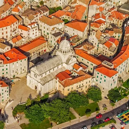 بيت ضيافة In With Balcony, Air Conditioning, Wi-fi