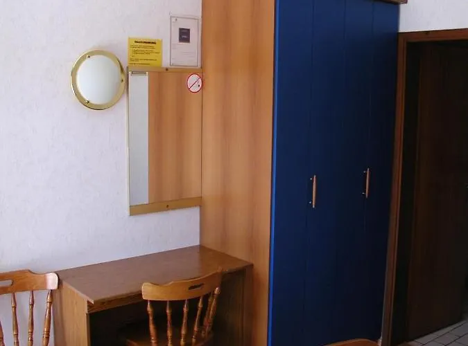 招待所 In With Balcony, Air Conditioning, Wi-fi 3*