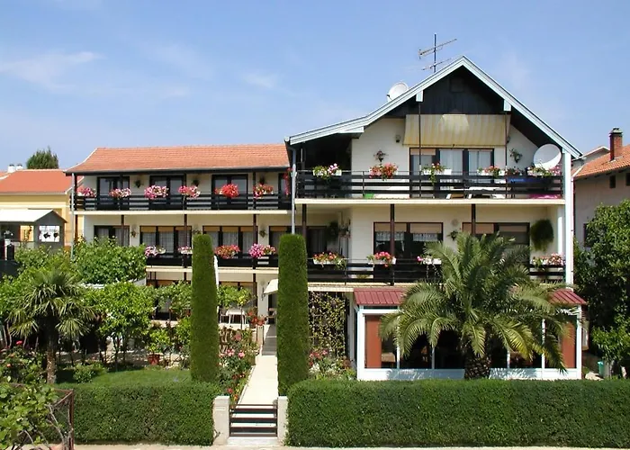 招待所 In With Balcony, Air Conditioning, Wi-fi 3*